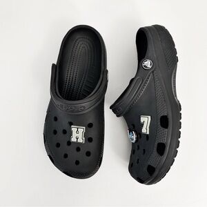 CROCS Unisex Black Classic Clogs with Jibbitz Charms~ 7M/9W